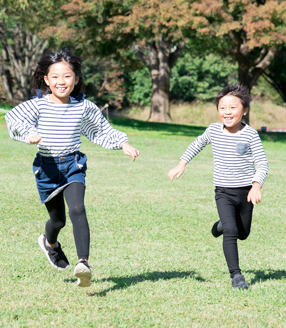 走る子どもたち